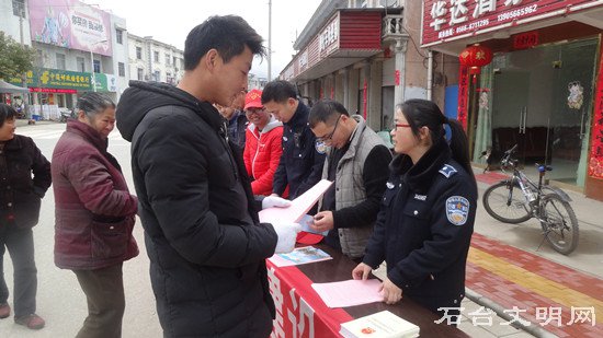 图为七都镇开展保护水资源志愿宣传活动