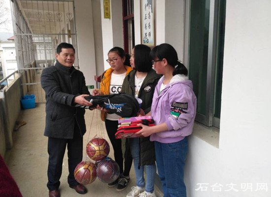 图为赠送学校体育用品
