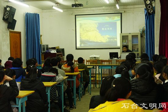图为在学校开展科普讲座