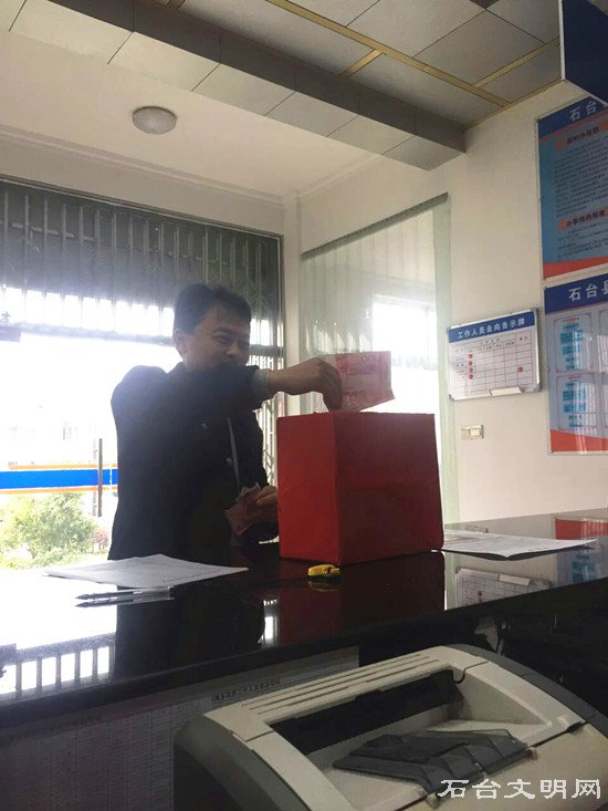 图为捐款活动现场