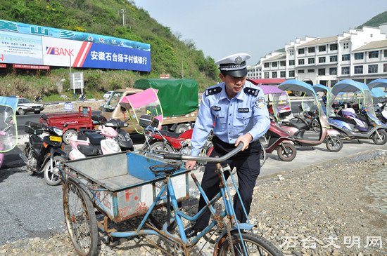 志愿者将乱停的车辆停好