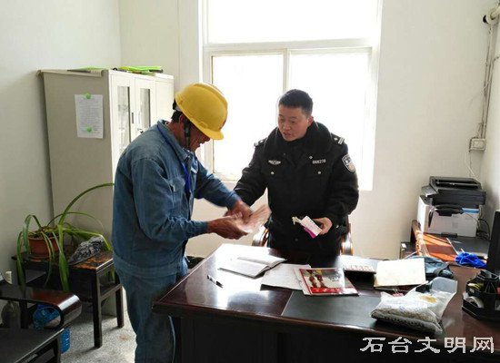失主领取钱包并清点财物