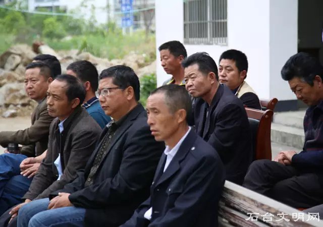村民认真旁听庭审