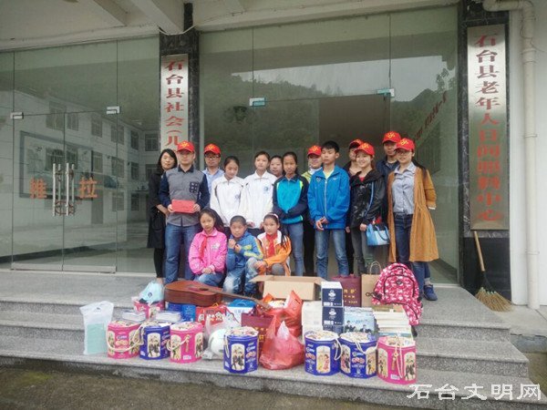 图为县供电公司团支部到县福利院院开展慰问活动