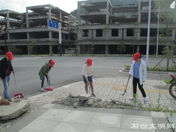 图为县政务中心青年志愿者开展“清白”活动