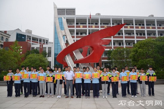 图为受表彰学生合影