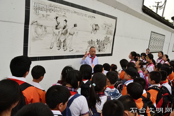 图为律师讲解法制故事,同学们在认真地记录