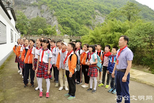 图为律师带领学生朗诵文化长廊中“依法治国的含义”篇