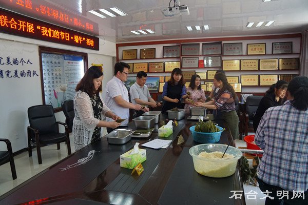 图为现场包粽子