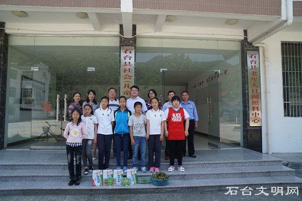 图为慰问社会福利院