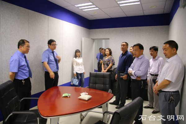 图为参观办案工作区