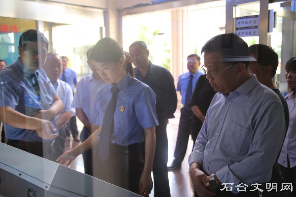 图为查看检务公开电子触摸屏