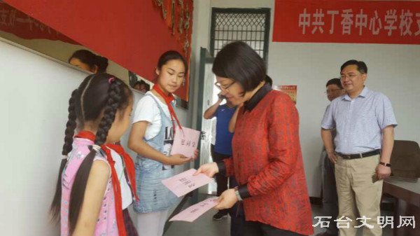 图为章文静慰问困难儿童