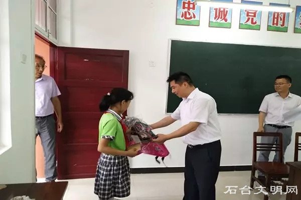 图为吴德元慰问贫困女童