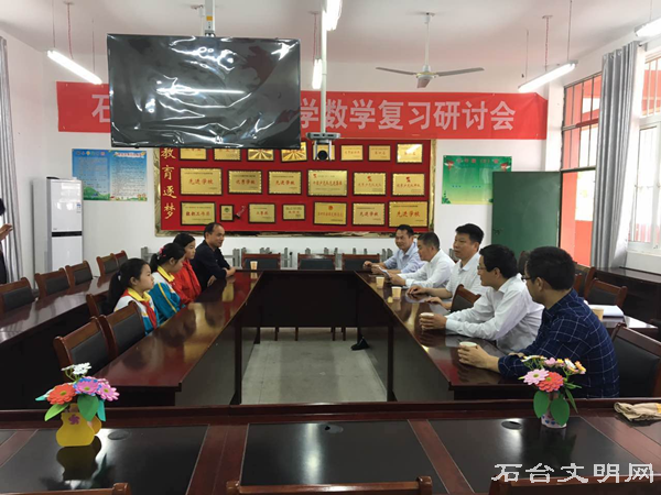 图为汪长生看望慰问困难小学生