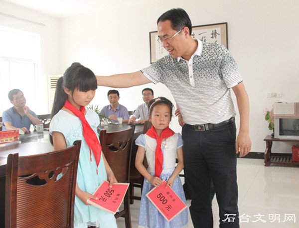 吴为吴亚虎慰问贫困家庭小学生