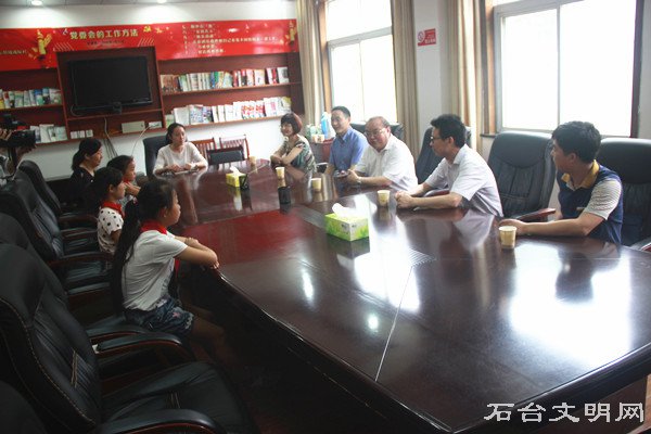 图为桂宗敏慰问贫困学生
