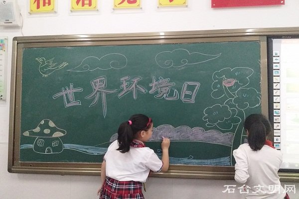 图为学生设计宣传画
