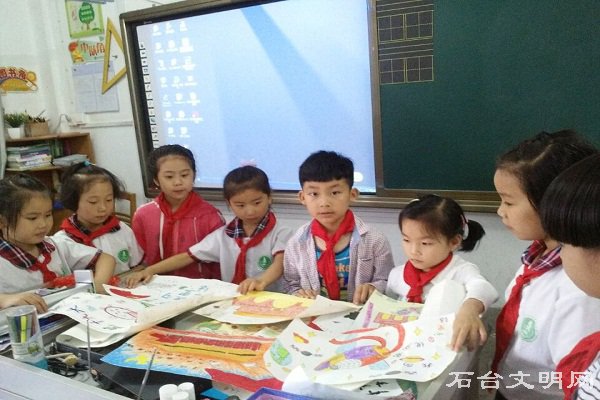 图为学生绘画作品展示