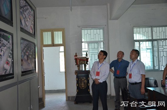 图为领导视察考点