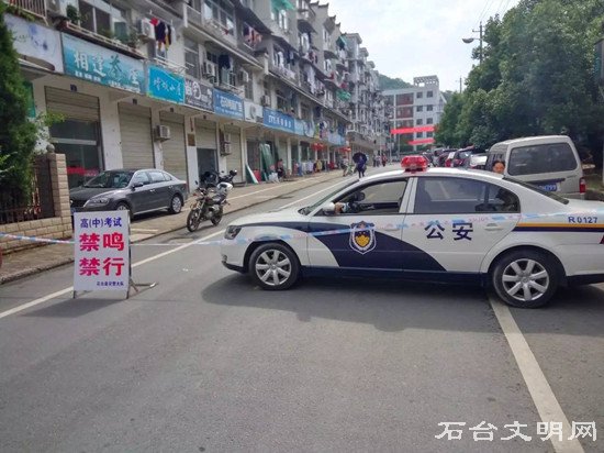 图为交警、供电时刻待命