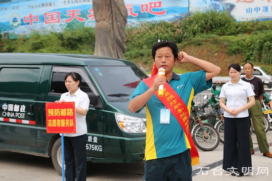 图为志愿者宣誓