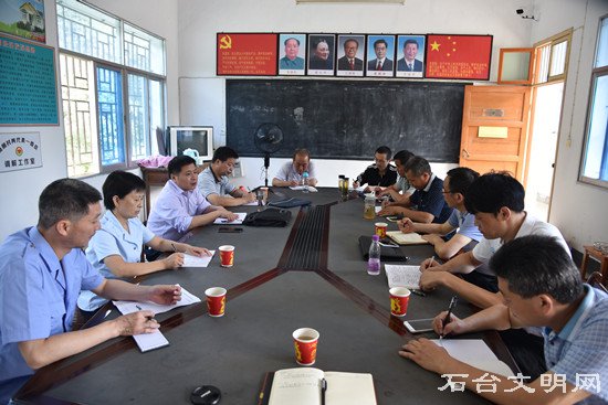 图为座谈会现场