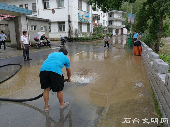 图为开展环境卫生治理工作