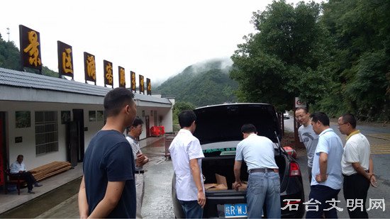 图为县卫计委徐季文副主任一行来横渡镇指导防疫工作