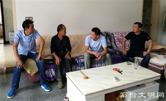 图为财政局党支部走访慰问特困党员