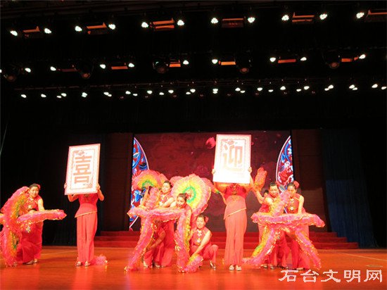 图为石台县开展喜迎十九大广场舞比赛
