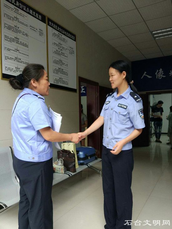 图为皖渝两地女警握手交流
