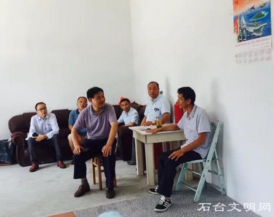 图为参观李文林的理发店现场