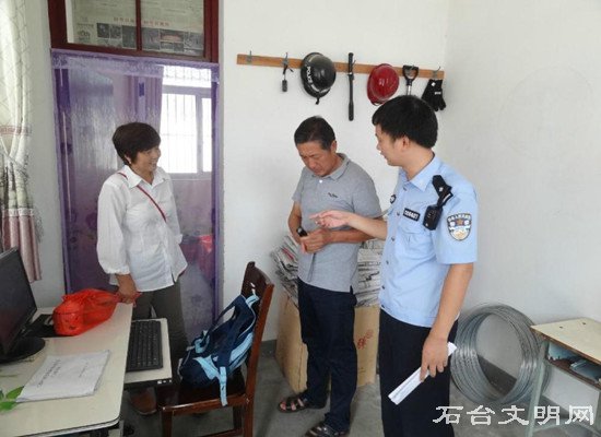 民警在指导学校门卫正确使用安保器械