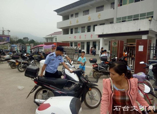 民警在疏导学校门口乱停乱放的车辆