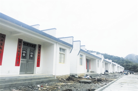 图为仁里镇易地扶贫搬迁毕家冲集中安置点的贫困户新居