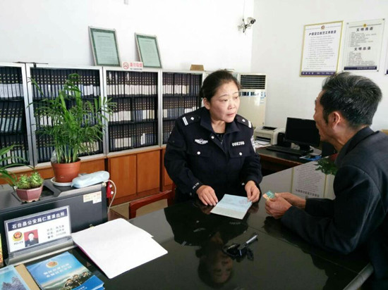 陶玉莲在户籍窗口热情接待办事群众