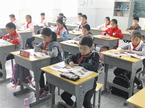 小佳润正在和同学们一起认真听课