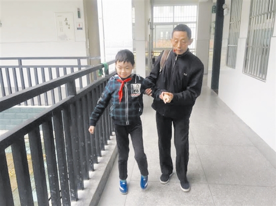 镜头前,要强的小佳润在爷爷的搀扶下坚持自己走