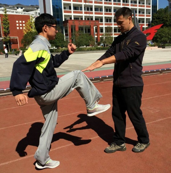杨立文的老师在对他进行训练