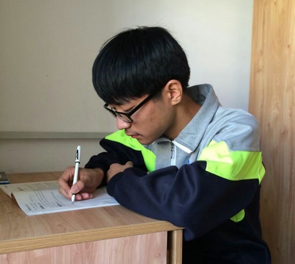 杨立文在学生公寓学习