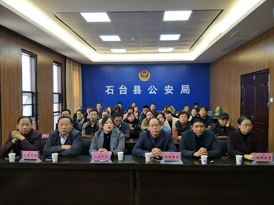 受邀请参加活动的人大代表、政协委员、社区干部和盗窃案被害群众