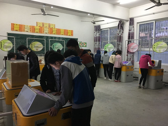 学生在科技管内自由翱翔