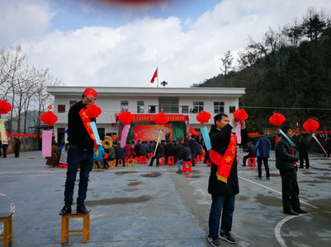 石台县小河镇青年志愿者助力元宵节活动