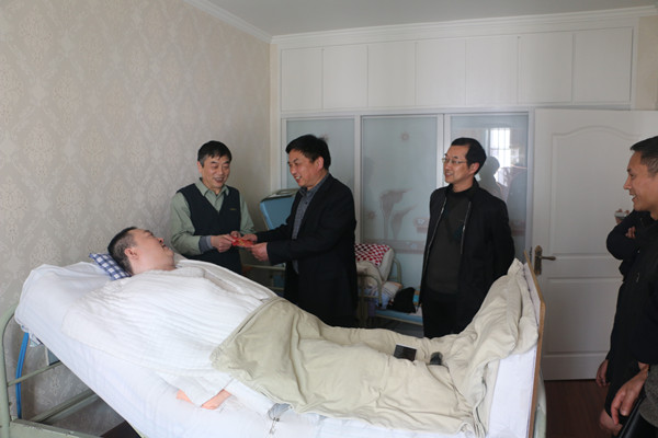 郝方清看望慰问仁里镇新街社区一级伤残军人张卿