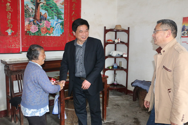 郝方清看望慰问小河镇溧阳村烈属汪金娥