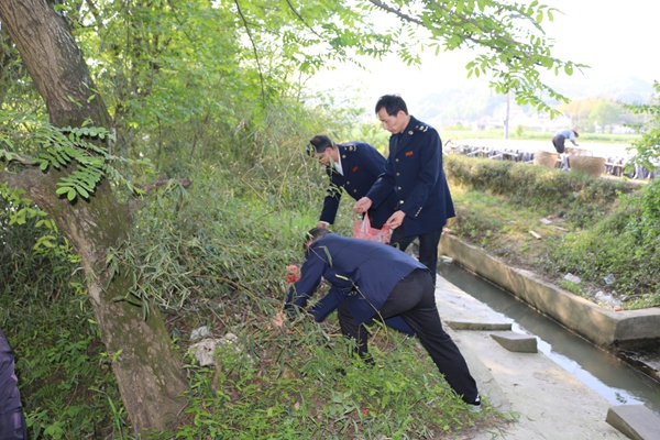 收捡沿岸堤坝垃圾