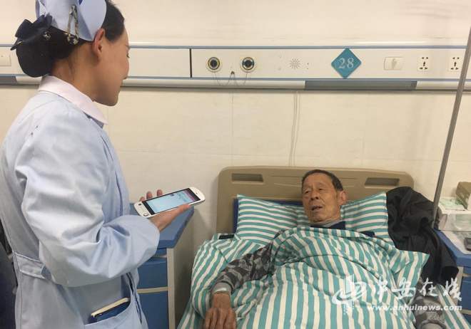沈夏云手持PDA与病患交流