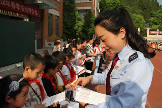参加税法进校园志愿服务活动