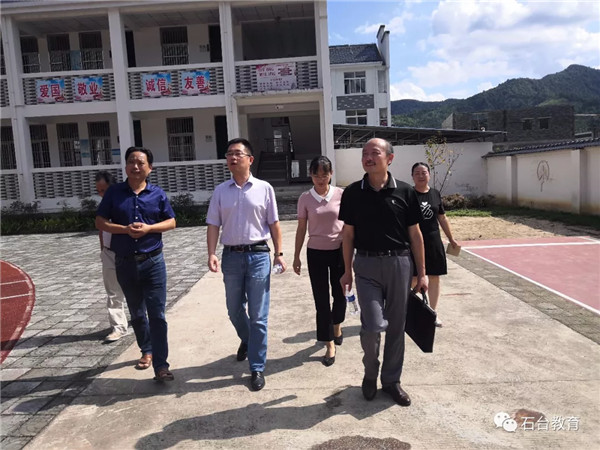 县委书记李军深入六都中心学校走访慰问。